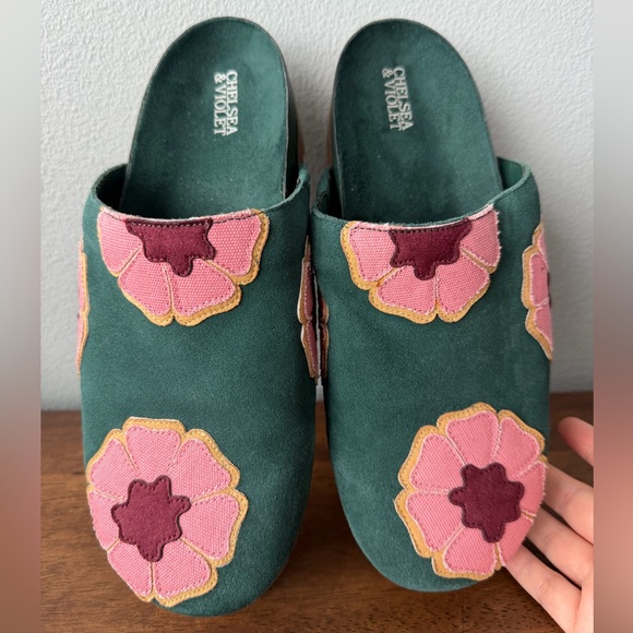 Chelsea & Violet green pink flower suede Arden platform clogs Women’s sz 9.5 - Picture 2 of 8